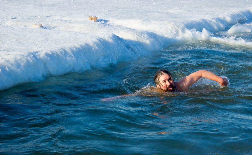 Зимнее плавание: спортсмен в холодной воде
